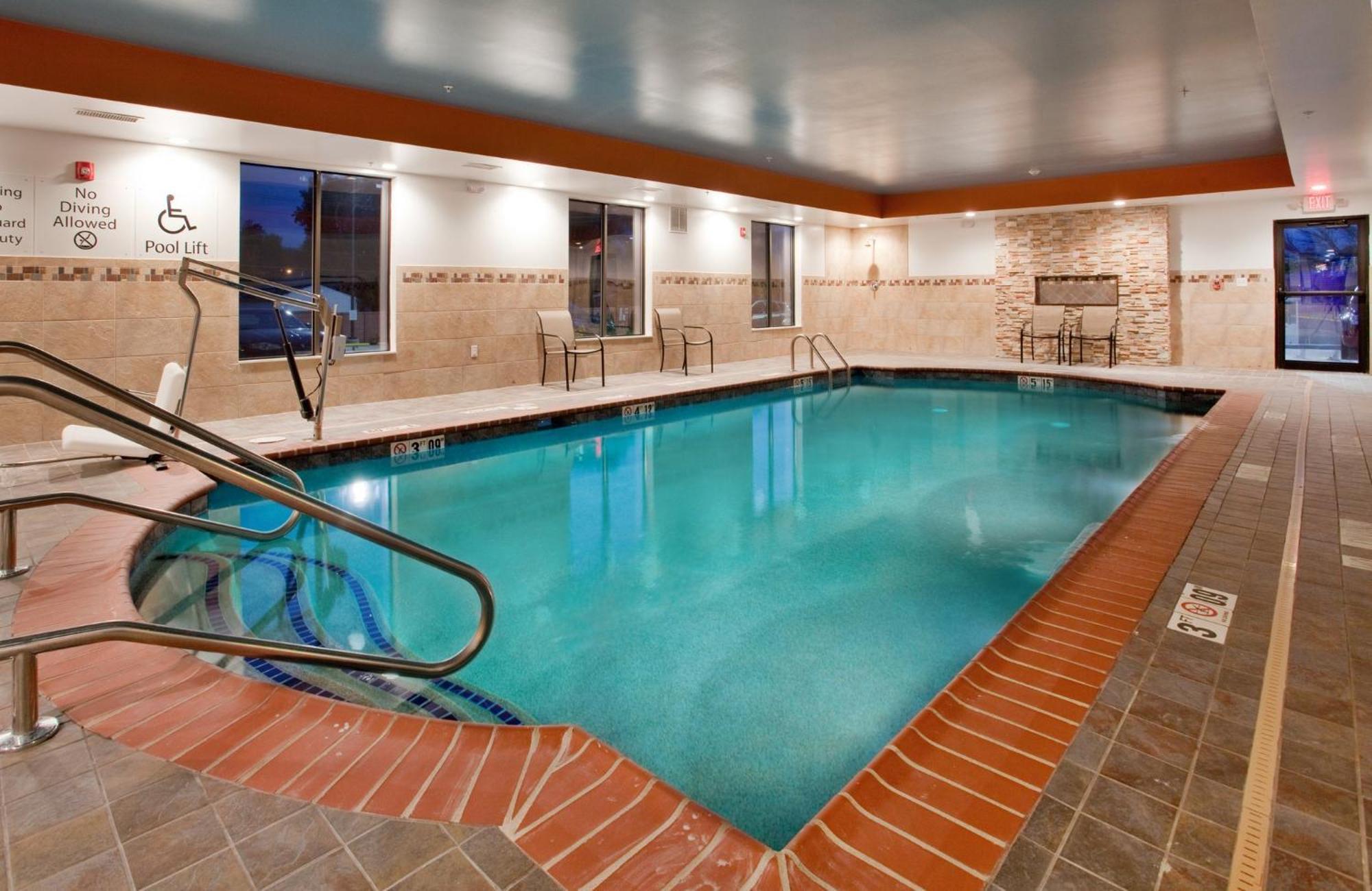 Holiday Inn Express & Suites St Louis Airport By Ihg Woodson Terrace Екстер'єр фото