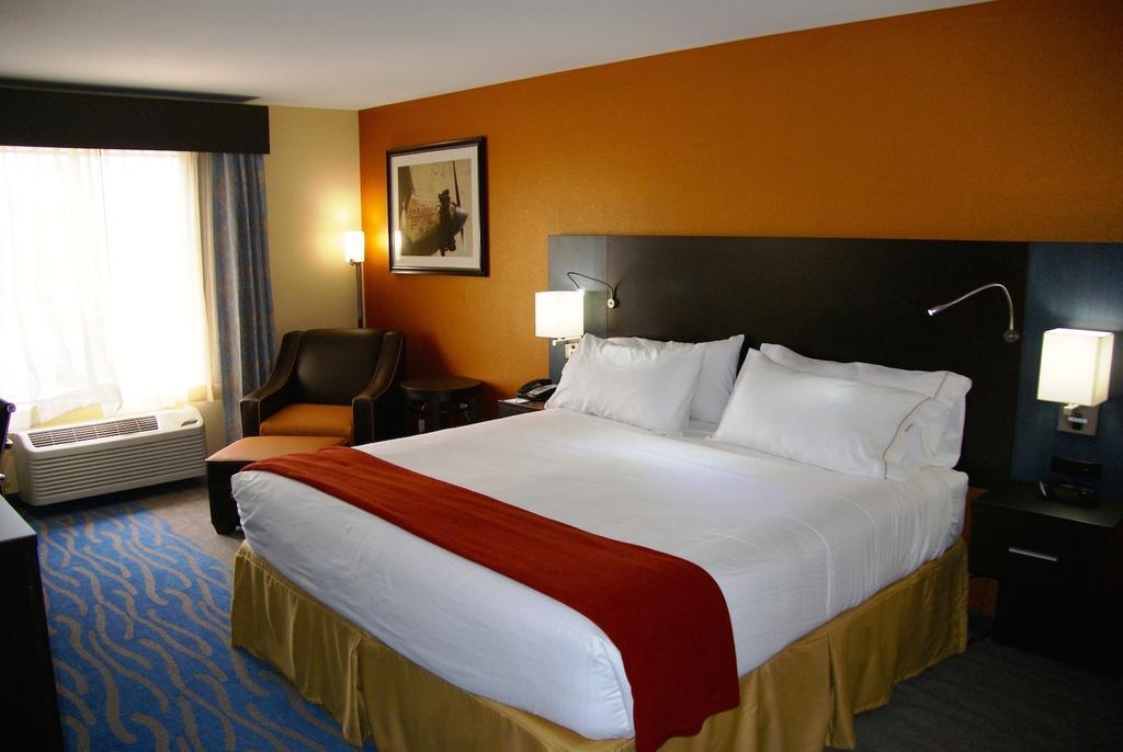 Holiday Inn Express & Suites St Louis Airport By Ihg Woodson Terrace Номер фото