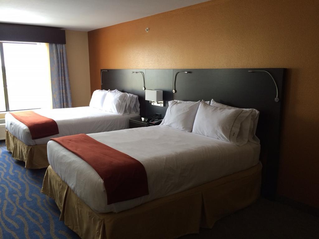 Holiday Inn Express & Suites St Louis Airport By Ihg Woodson Terrace Номер фото